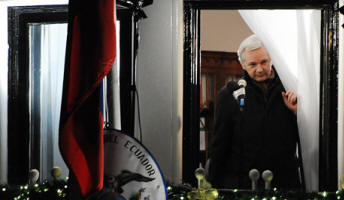 Assange receives Yoko Ono Lennon Courage Award for the Arts